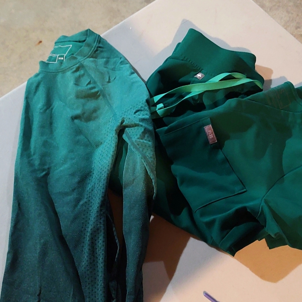 Figs xxs jogger pants and top with ombre underscrub shirt